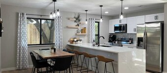 Great location! All New Super Private Modern Freshly Remodeled Retreat!