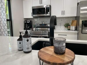 Refrigerador, microondas, horno y parrilla de estufa 