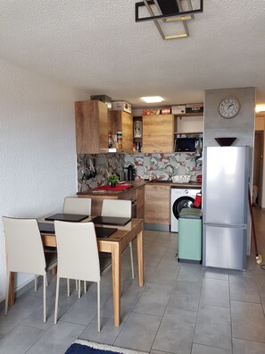 Réfrigérateur, micro-ondes, four, plaque de cuisson