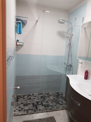 Haartrockner, Seife, Toilettenpapier