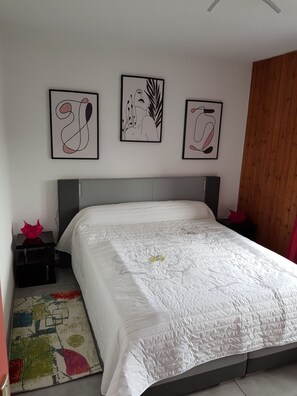1 habitación, tabla de planchar con plancha y cuna de viaje
