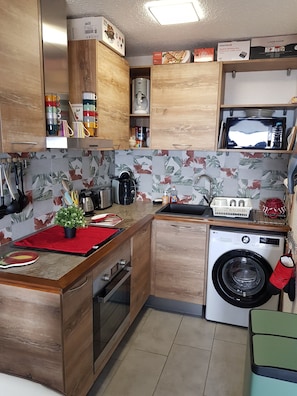 Réfrigérateur, micro-ondes, four, plaque de cuisson