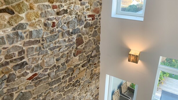A stone wall with a window and a light fixture. - Wimereux: Large house ideally located 🏖, Les Arômes (Wimereux)