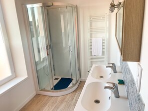 Shower, hair dryer, towels, toilet paper - Wimereux: Large house ideally located 🏖, Les Arômes (Wimereux)