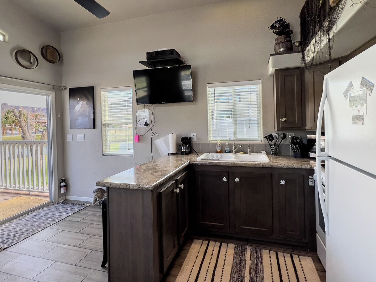 Een koelkast, een oven, een kookplaat, een koffiezetapparaat/waterkoker