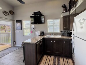 Refrigerador, horno, parrilla de estufa y cafetera y tetera