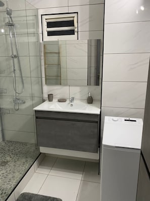 Douche, serviettes fournies, papier toilette