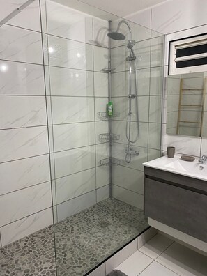 Shower, towels, toilet paper - The apartment (Les Abymes)