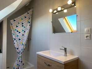 Dusche, Haartrockner, Handtücher, Toilettenpapier