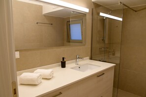 Studio Suite Deluks | Kamar mandi | Shower, pengering rambut, handuk, dan sabun
