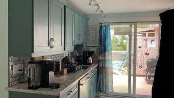 Coffee/tea maker, fridge, microwave, oven