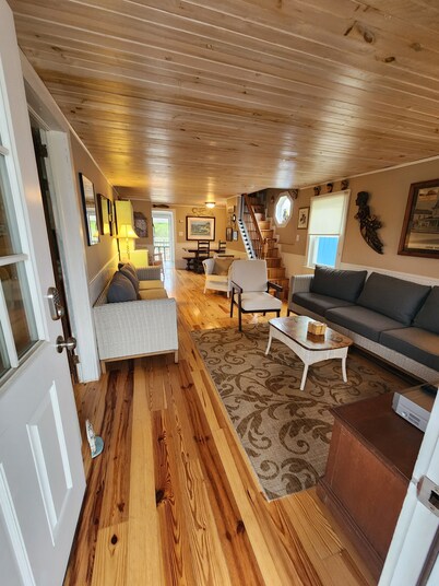  3 bed 2 blocks from Beach. Parking & BEACH BADGES INCLUDED