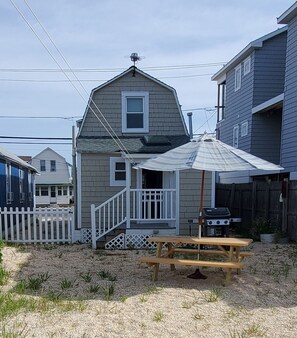Outdoor dining -  3 bed 2 blocks from Beach. Parking & BEACH BADGES INCLUDED (Manasquan)
