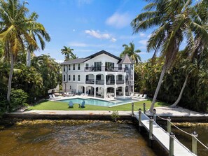 Exterior - The Sunset Escape: Riverfront Elegance with Pool (Fort Myers)