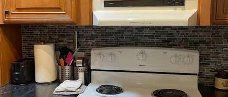 Refrigerador, microondas, horno y parrilla de estufa