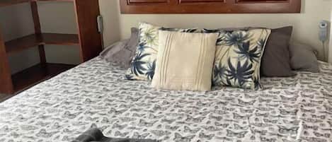 1 bedroom, desk, WiFi