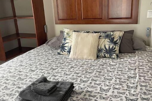 1 dormitori, escriptori i wifi