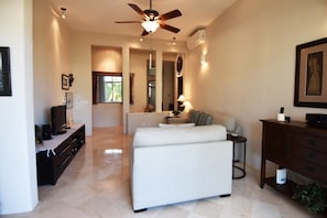 Condo, varias camas (2072 - Casa Anita) | Sala de estar | Televisión y reproductor de DVD 