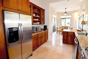 Condo, várias camas (2072 - Casa Anita) | Cozinha privada | Mesas de jantar