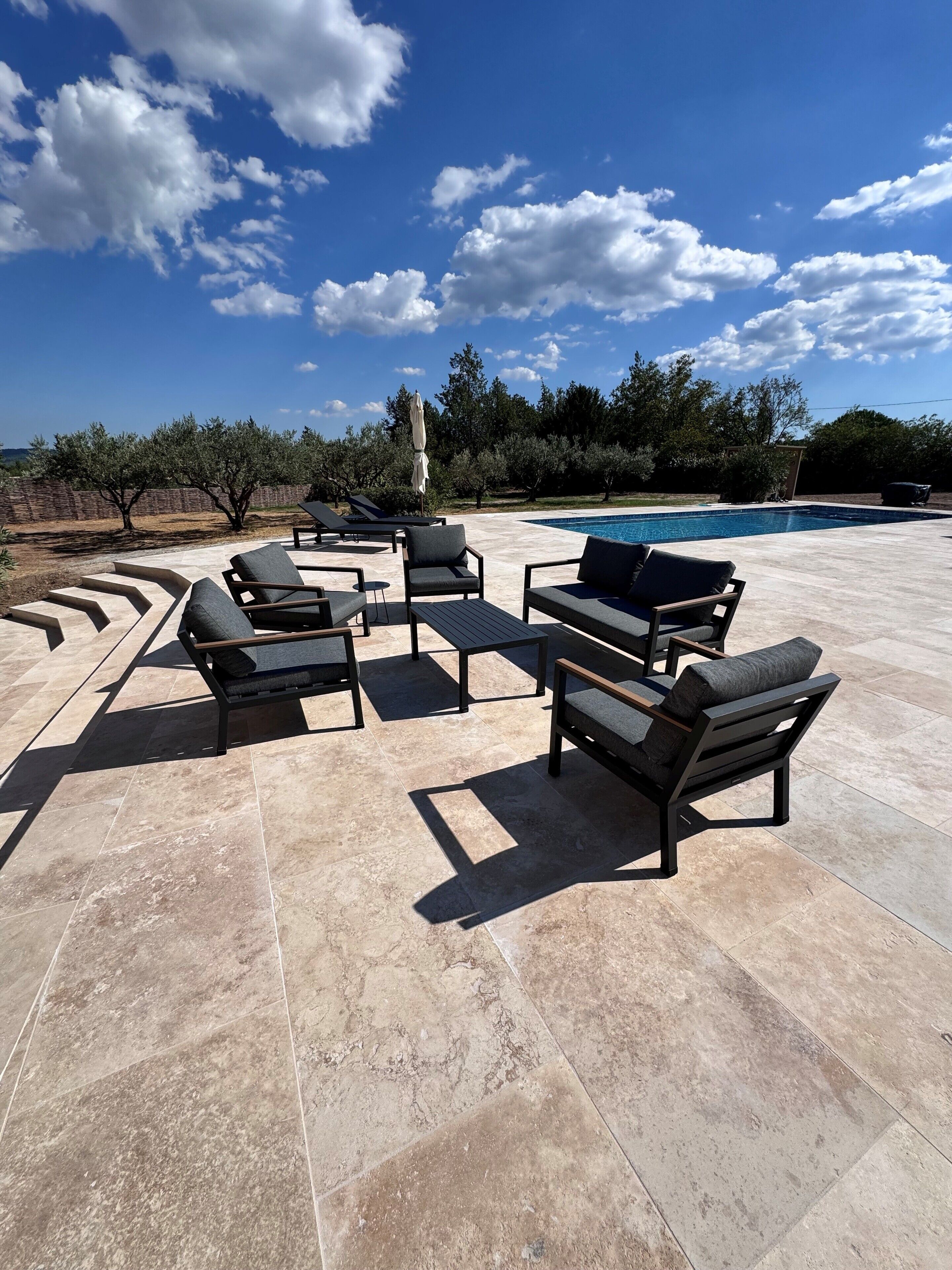 Utomhuspool och uppvärmd pool