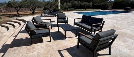 Utomhuspool och uppvärmd pool