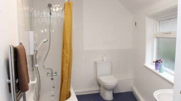 Badewanne, kostenlose Toilettenartikel, Haartrockner