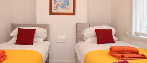 4 bedrooms, iron/ironing board, internet, bed sheets