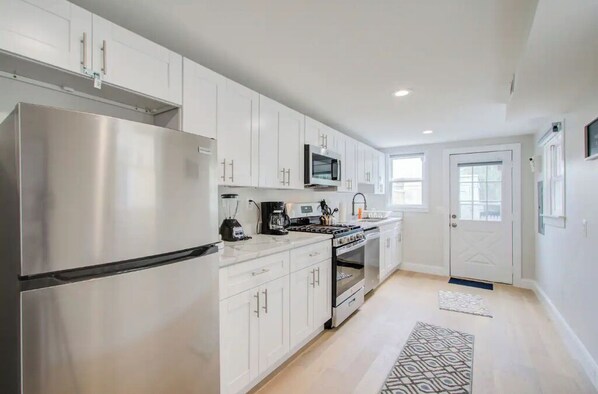 Fridge, microwave, stovetop, dishwasher