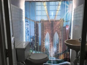 Shower, rainfall showerhead, towels, soap - Hotel Fundadores (Torreón)