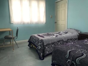 Economy-Zweibettzimmer | Daunenbettdecken, Bügeleisen/Bügelbrett, kostenloses WLAN, Bettwäsche