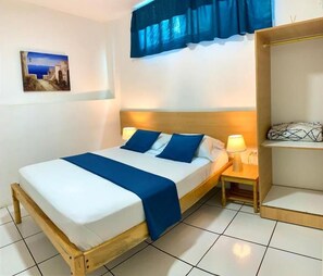 Standard Double Room, 1 Queen Bed | Down duvets, desk, free WiFi, bed sheets - Hostal Casa Latina (Manta)
