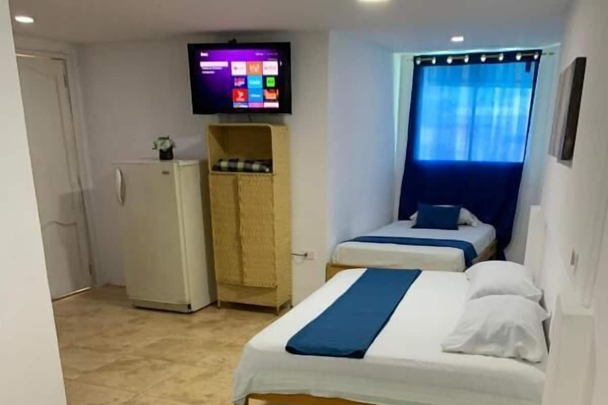 Habitación triple, varias camas | Edredón, escritorio, wifi gratis y ropa de cama