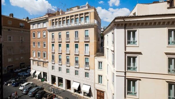 Un edificio de varios pisos con un patio central, que combina espacios residenciales y comerciales.