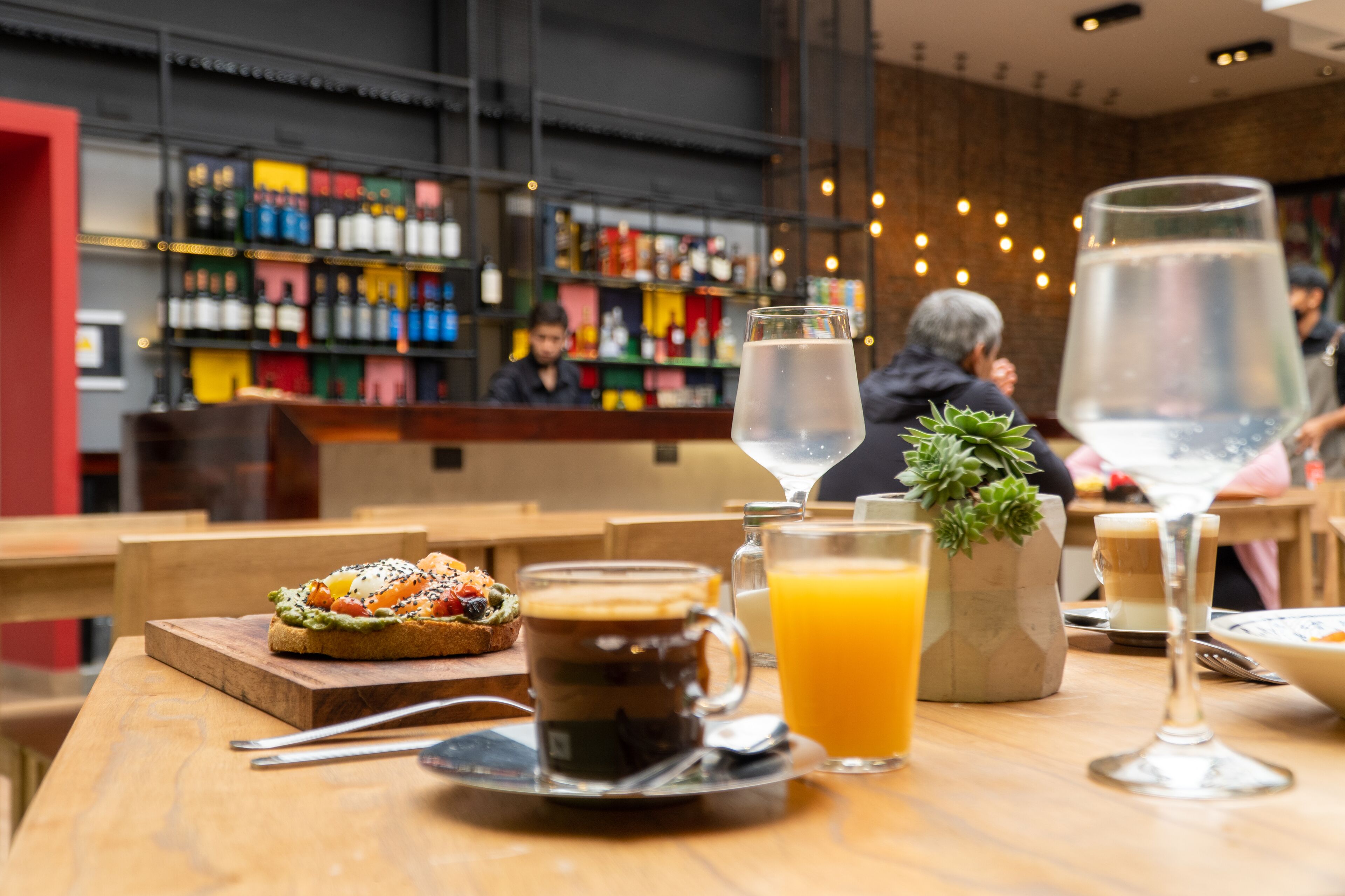 Petit déjeuner complet (6 USD par personne)