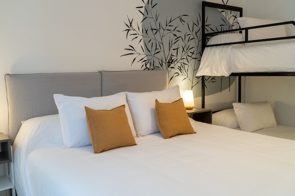 Family Room, Private Bathroom | Wi-fi (inkludert) og sengetøy