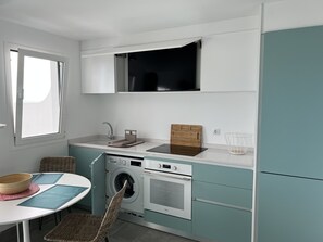 Fridge, oven, stovetop, coffee/tea maker