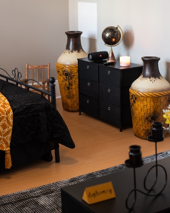 1 slaapkamer, een strijkplank/strijkijzer, wifi, beddengoed