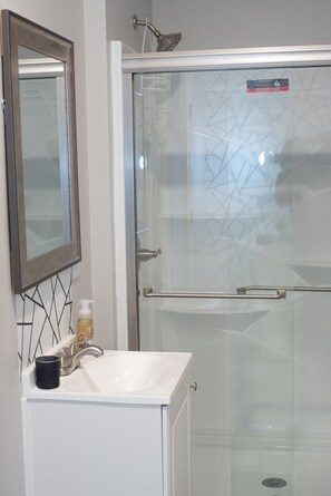 Shower, hair dryer, towels, soap - Remodeled historical loft walking distance from the Square. (Holly Springs)