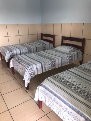 Dreibettzimmer | Minibar, kostenloses WLAN, Bettwäsche