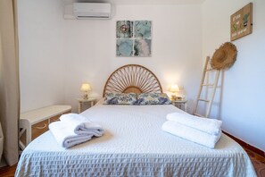 3 bedrooms, iron/ironing board, free WiFi, bed sheets - Fantastic and Spacious Villa just 800 m from the Beach! (L'Ametlla de Mar)