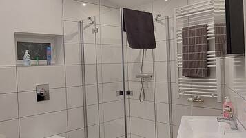 Dusche, Haartrockner, Handtücher, Seife