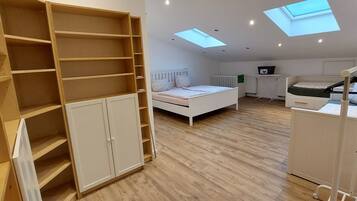 1 Schlafzimmer, Reisekinderbett, kostenloses WLAN, Bettwäsche