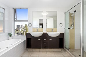 Badewanne, Haartrockner, Handtücher, Seife