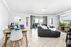 TV - Wings Resort - 3 Bedroom Unit with Ocean Views (Surfers Paradise)