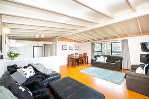 Smart-TV, DVD-Player, Stereoanlage