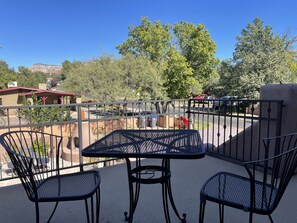 Outdoor dining - SEDONA: Studio/Loft in desirable West Sedona. (Sedona)