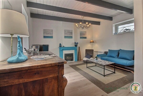 Téléviseur, lecteur de DVD, bureau