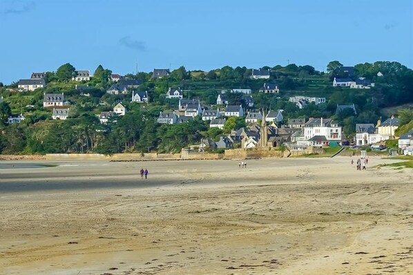 On the beach - Le Penty Lokmikaël - SAINT MICHEL EN GREVE (SAINT MICHEL EN GREVE)