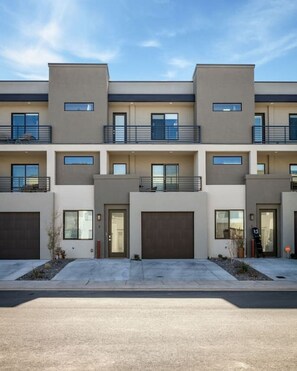 Exterior - 5 Bed Home w/Pool Sleeps 16 Ideal for Large Groups (St. George)