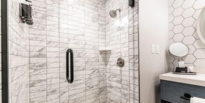 Een douche, een haardroger, handdoeken